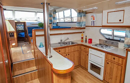 Hausboot 'Grand Classique' - Küche und Wohnzimmer