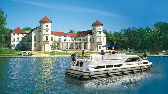Hausboot 'Grand Classique' vor Schloss Rheinsberg - Mecklenburgische Seenplatte