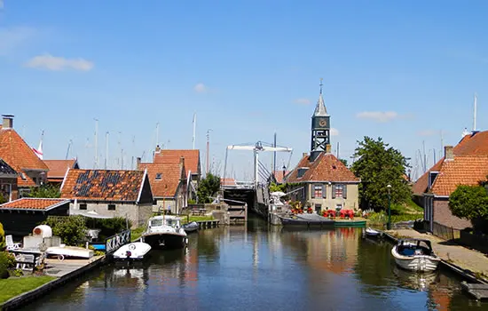Hindeloopen in Friesland - Ihr Ausgangsort für ein Le Boat Hausboot 