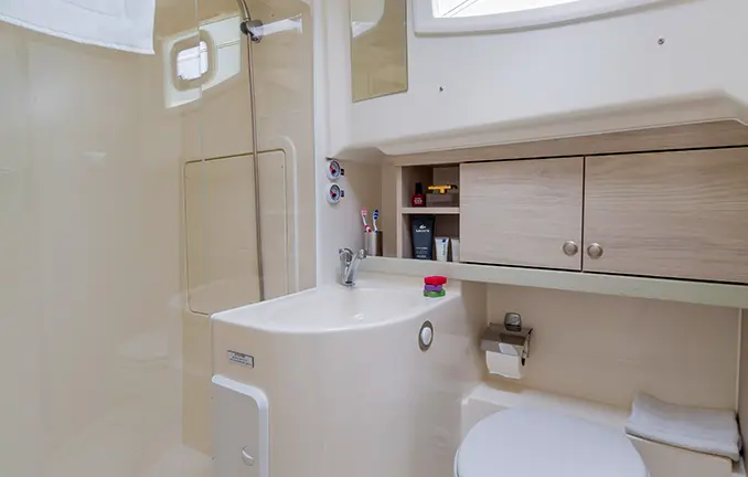 Hausboot 'Horizon 2'- Badezimmer Hausboot 'Horizon 2'