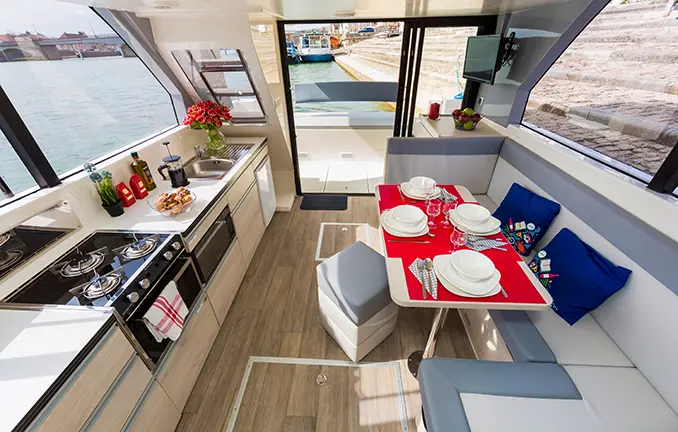 Hausboot 'Horizon 2' - Salon und Küche Hausboot 'Horizon 2' - Salon und Küche
