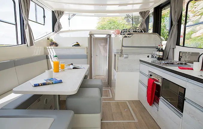 Hausboot 'Horizon 3' Charterboot mit drei Kabinen