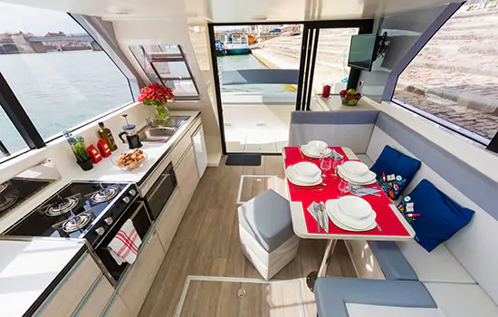 Hausboot Horizon: Salon mit Küchenzeile und Sitzecke