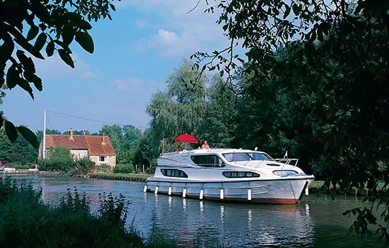 Hausboot Magnifique von Le Boat auf dem Canal du Nivernais