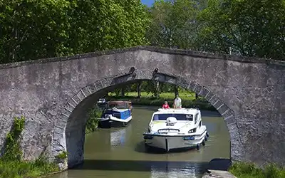 Hausboot vor einer Canal du Midi Brücke