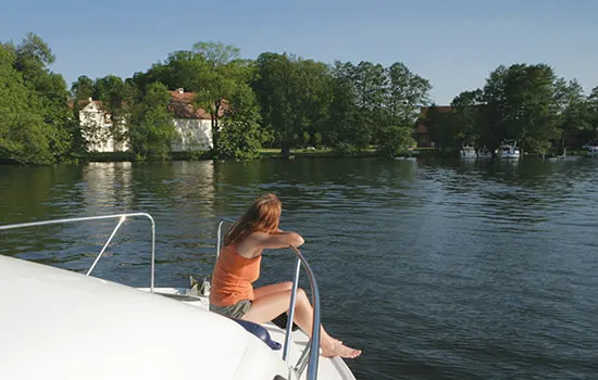 Boottour mit dem Hausboot auf der Mecklenburgische Seenplatte und der Müritz