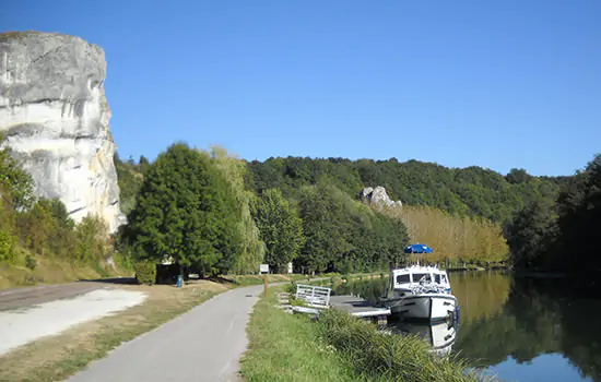 Hausboot auf dem Canal de Nivernais - Felswand bwei Mailly-la-Ville
