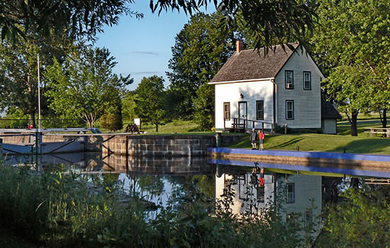 Kanada: Rideau Canal - Schleuse mit Schleusenhaus Schleuse mit Schleusenhaus auf Rideau Kanal in Kanada - Karte