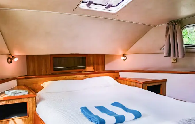 Hausboot 'Royal Classique' - Bugkabine mit einem Doppelbett Hausboot 'Royal Classique' - Bugkabine