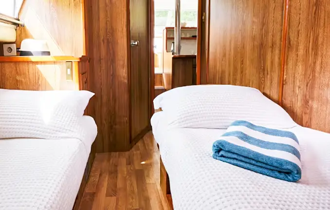 Hausboot 'Royal Classique' - Kabinen mit 2 Einzelbetten oder Doppelbett Hausboot 'Royal Classique' - Kabine hinten