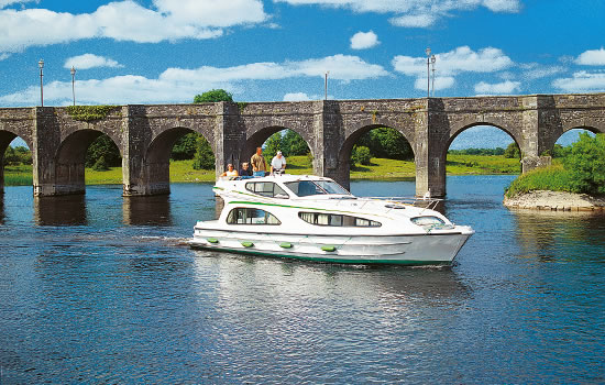 Hausboot Elegance von Le Baot bei einer historischen Brücke 'Shannonbridge'