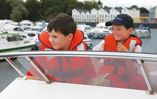 Sicherheit an Bord - Kinder mit Rettungswesten auf einem Hausboot