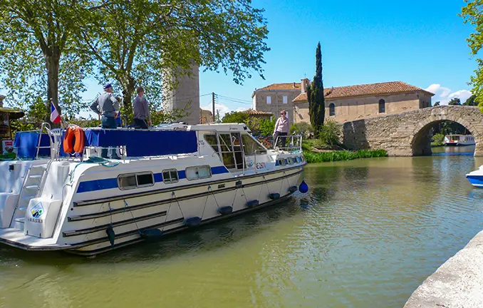 Mit einem Hausboot von LesCanalous fahren auf dem Canal du Midi (unbekannt - lescanalous.com) Hausboot fahren auf dem Canal du Midi