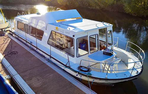 Hausboot 'Espade Concept Fly' - ein Charterboot mit 2 Kabinen Hausboot 'Espade Concept Fly'