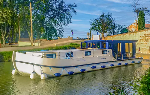 Hausboot 'La Peniche F' - Charterboot bei LesCanalous für Paare Hausboot 'La Peniche F' - Flotte LesCanalous
