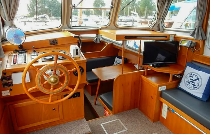 Hausboot 'Pedro 1020' - Steuerstand innen