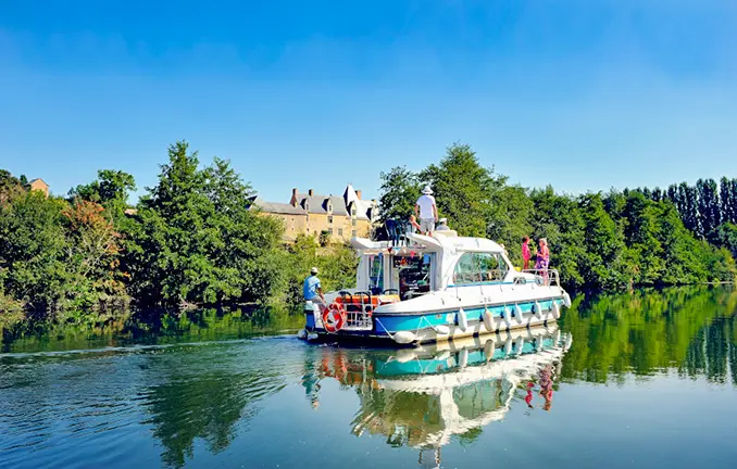 Ein Nicols Hausboot fahren im Anjou