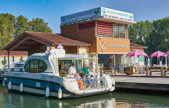 Nicols Hausboot im Hafen in Buzet-sur-Baïse Hafen in Buzet-sur-Baïse