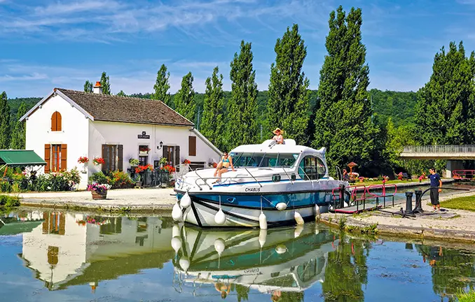 Hausboot im Burgund in einer Schleuse