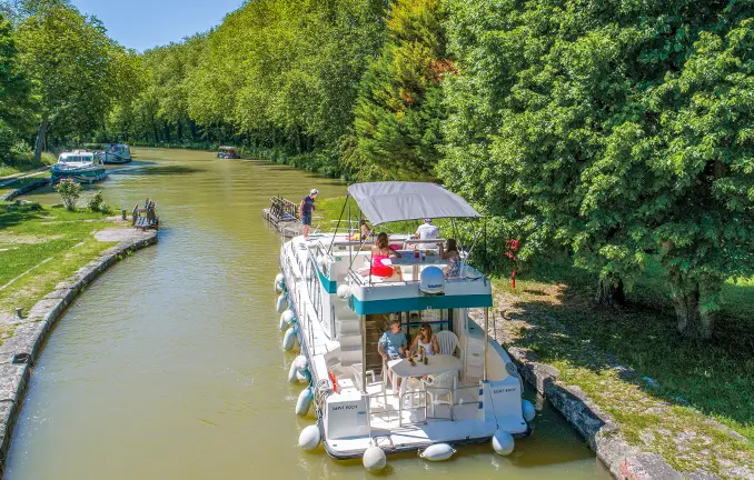 Schleuse mit Hausboot