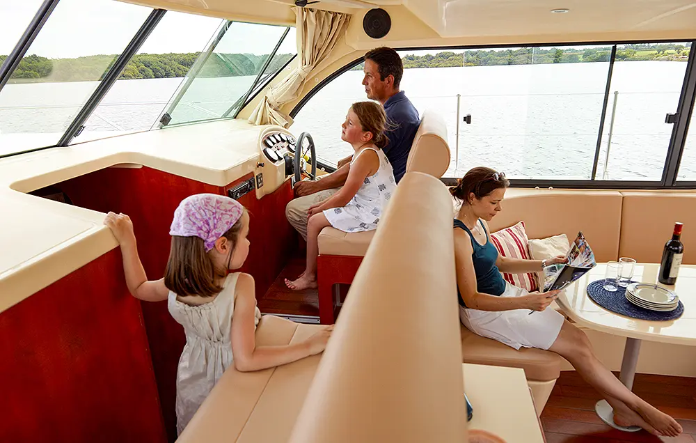 Hausboot 'Nicols Estivale Octo' - Salon und Innensteuerstand