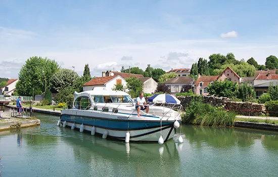 Nicols Hausboot auf dem Canal de Bourgogne bei Venarey les Laumes Hausboot auf dem Canal de Bourgogne