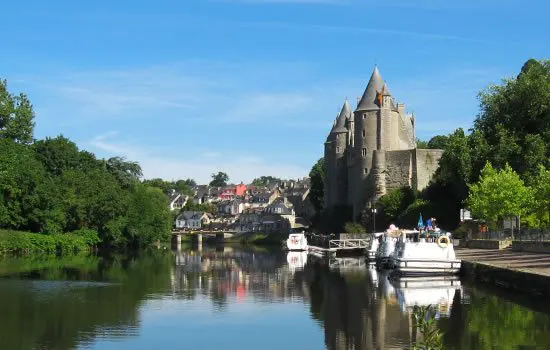 Hausboot-Fahren in der Bretagne: Schloss Josselin