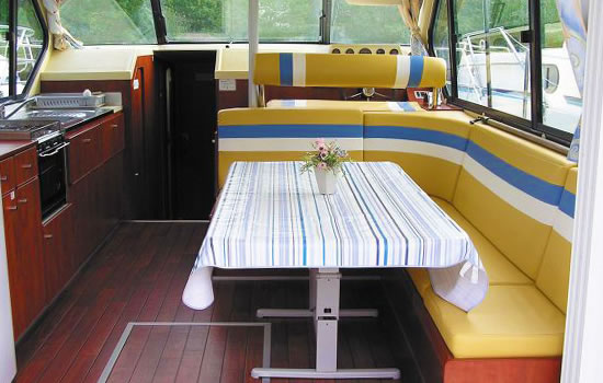 Hausboot Nicols 1000 - Wohnbereich mit Küche