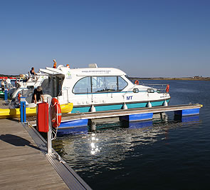 Nicols 1010 am Steg der Amieira Marina, Portugal