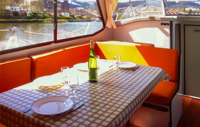 Hausboot Riviera 920 - Sitzecke unter deck Hausboot Riviera 920