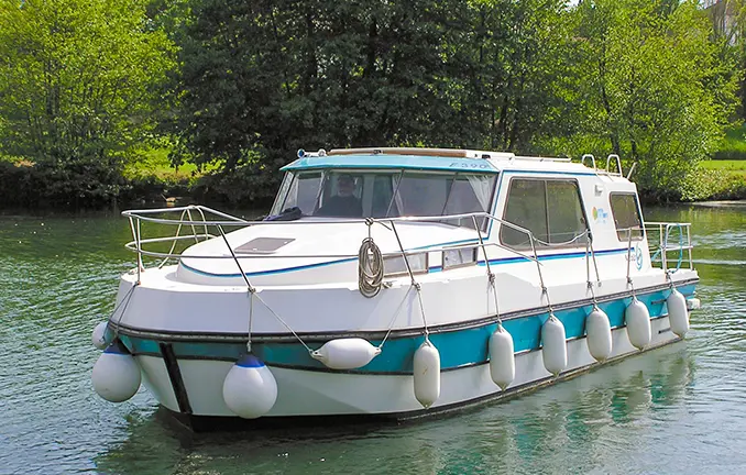 Hausboot Riviera 920 - Charterboot mit 2 Kabinen für einen ersten Bootsurlaub Hausboot Riviera 920