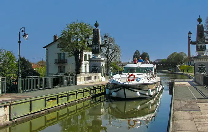 Nicols Hausboot auf dem 'Pont Canal' bei Briare