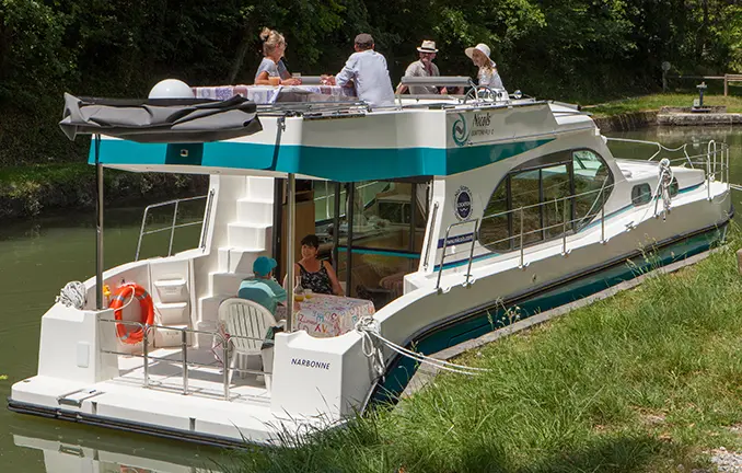Hausboot Nicols Fly Serie - Heck Hausboot Nicols Fly Serie - Terrasse und Flybridge
