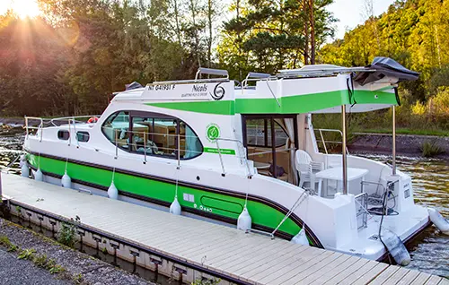 'Cruiser Premium 4/6' (Nicols Quattro Fly Green)(Anne Mühlhausen - nautic-tours.de) Elektoboot 'Cruiser Premium 4/6