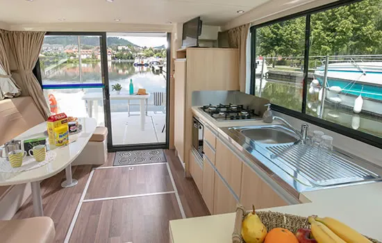 Salon und Küche auf dem Hausboot Nicols Sixto Fly