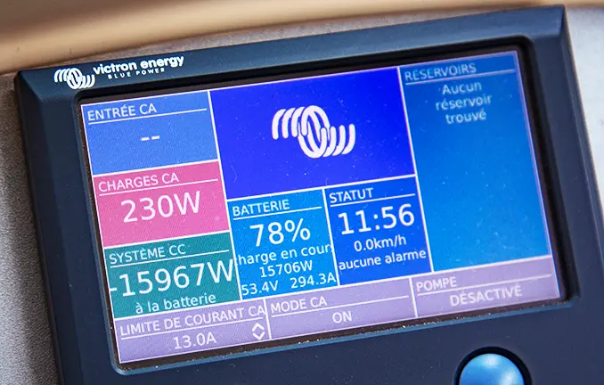 Kontrollinstrumente für den Elektromotor Kontrollinstrumente auf dem Hausboot mit Elktroantrieb Nicols Sixtro Green