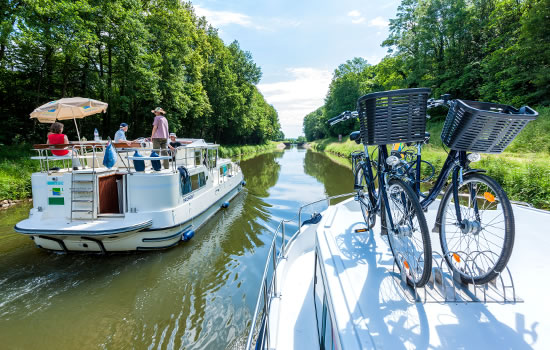 Hausboot mieten auf dem Canal duinCentre und der Saone - hier mit der Penichette untwerwegs