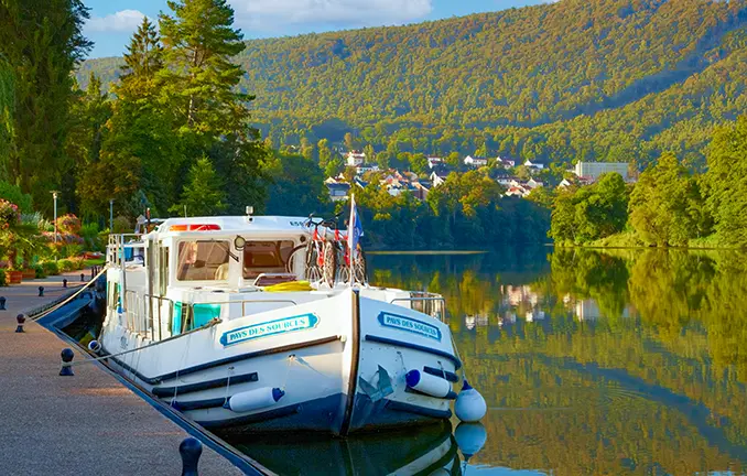 Hausboot in den Ardennen bei Pont à Bar (Brigitte Merz - riverly.com) Hausboot in den Ardennen