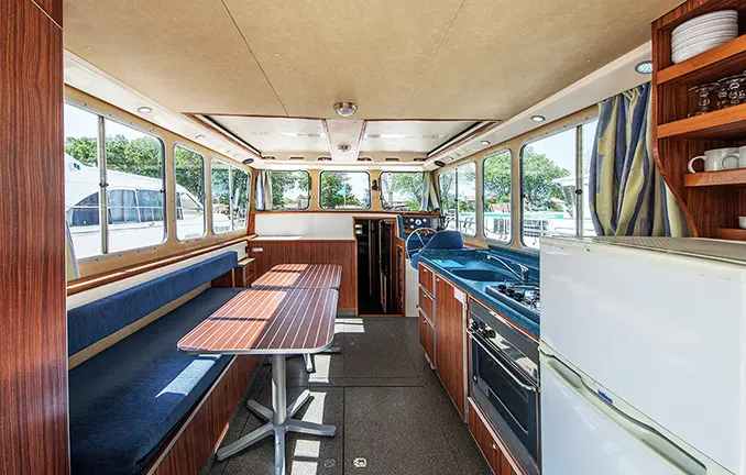 Penichette Comfort 6/10 - gemütlicher Sitzplatz im Salon