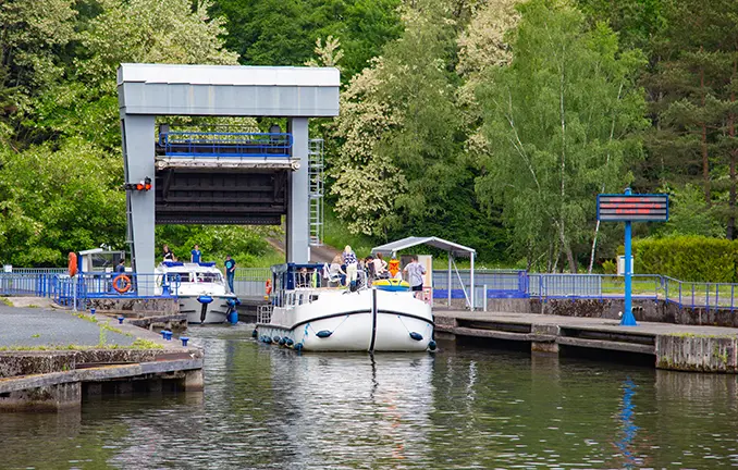 Ausfahrt aus dem Trog - Hebewerk Arzviller (Michael Mühlhausern - nautic-tours.de) Hebewerk Arzviller