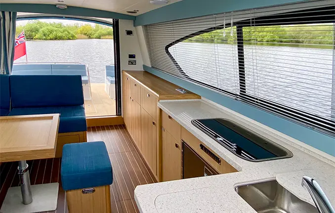 Motorboot 'Islay Class' - Typ Haines 36 Sedan - Salon, Küche und Terrasse
