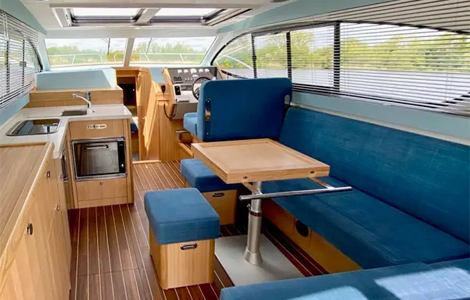 Motorboot 'Islay Class' - Typ Haines 36 Sedan - Salon, Küche und Steuerstand