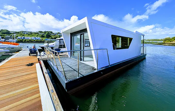 Houseboat in Inverness