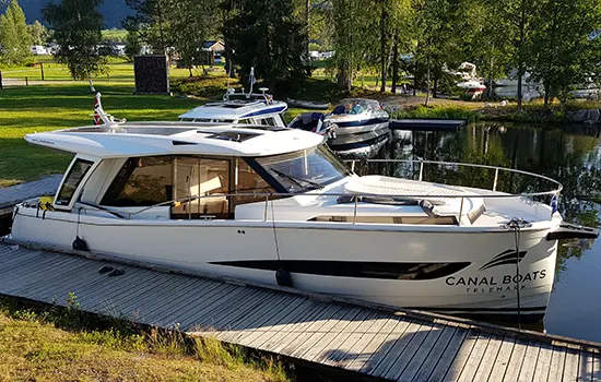 Motorboot auf dem Telemark-Kanal in Norwegen