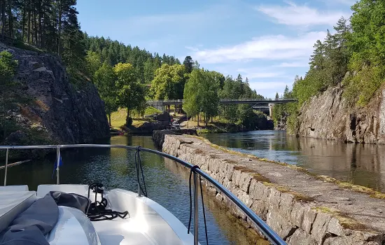 Motorboot auf dem Telemark-Kanal in Norwegen