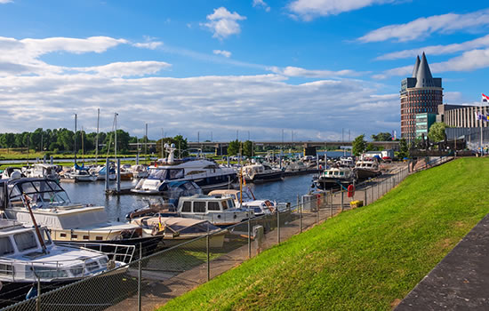 Der Yachthafen von Roermond in den Niederlanden an der Maas