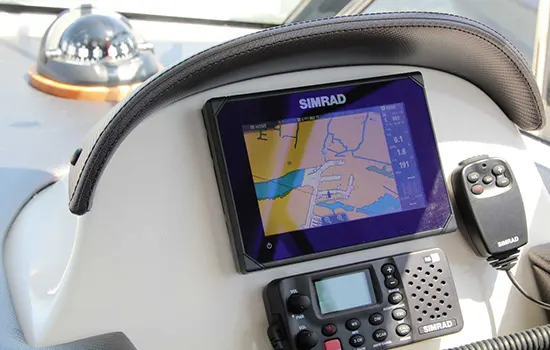 Motoryacht Delphia Escape 1080S - Navigation am Steuerstand