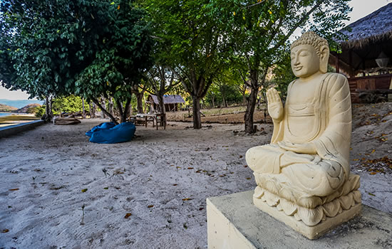 Indonesien: Budda Statue am Strand