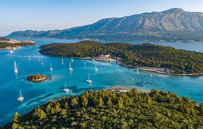 Yachten ankern vor einer Insel in Kroatien