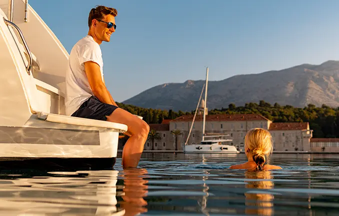 Schwimmen in der Ankerbucht bei einem Segletörn in Dalmatien